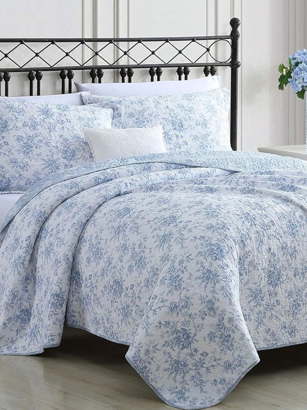 Laura Ashley - Twin Quilt Set with Shams, Cotton, Reversible NWT